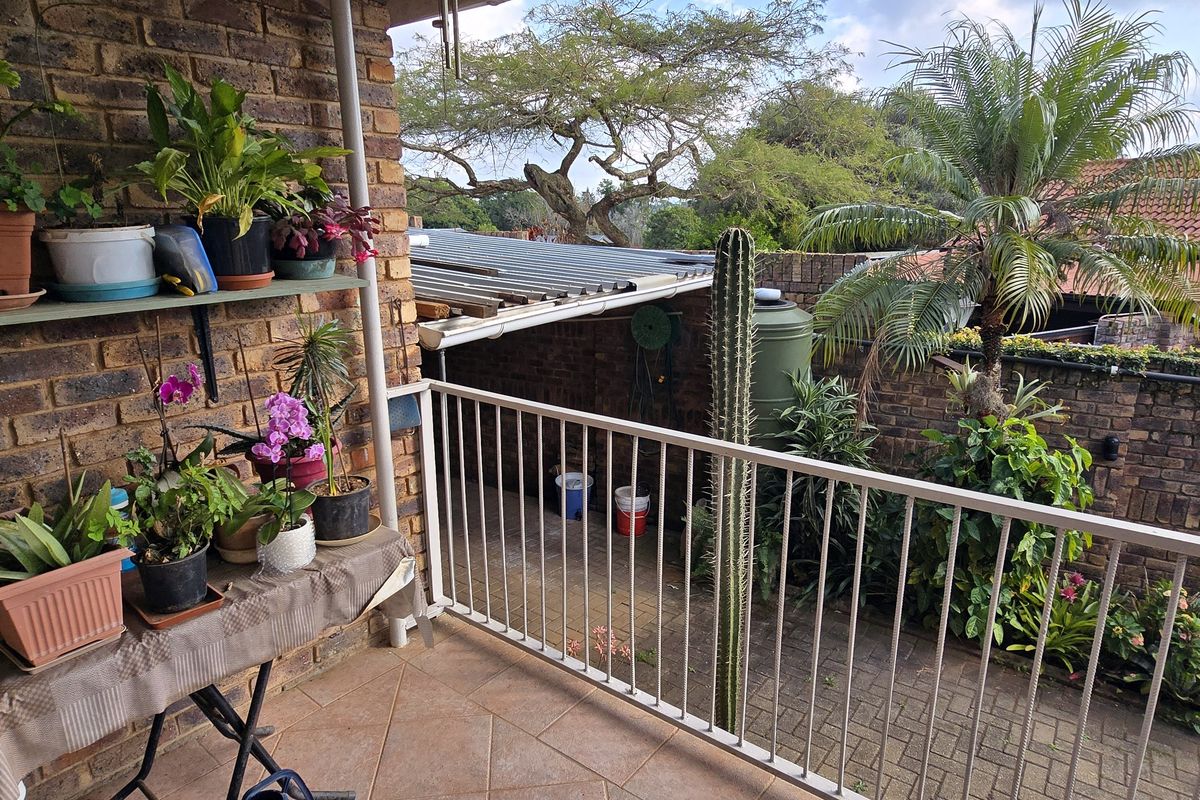 3 Bedroom, 2 Bathroom property with water tanks and solar system walking distance from schools !!!! - Photo 4