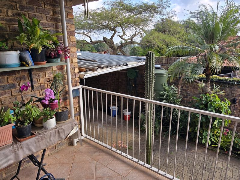 3 Bedroom, 2 Bathroom property with water tanks and solar system walking distance from schools !!!! - Photo 4