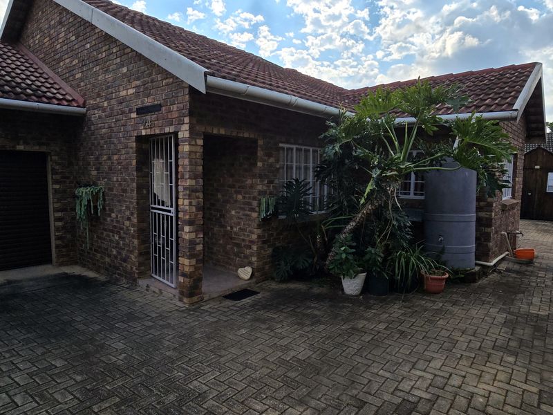 3 Bedroom, 2 Bathroom property with water tanks and solar system walking distance from schools !!!! - Photo 9