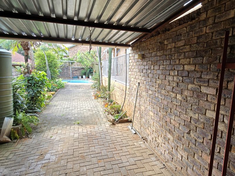 3 Bedroom, 2 Bathroom property with water tanks and solar system walking distance from schools !!!! - Photo 8