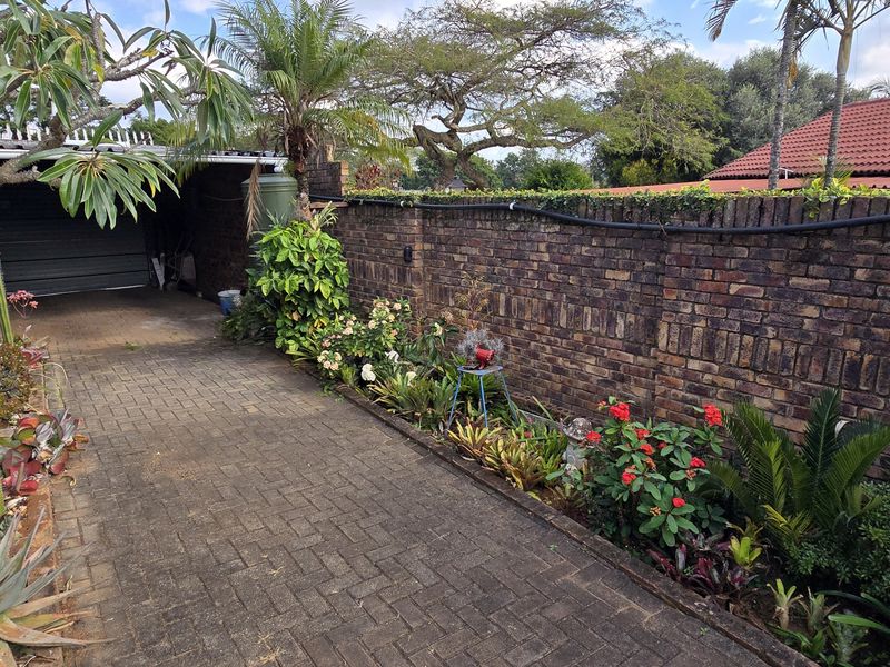3 Bedroom, 2 Bathroom property with water tanks and solar system walking distance from schools !!!! - Photo 7