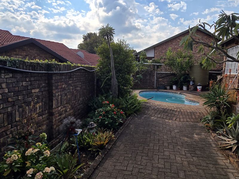 3 Bedroom, 2 Bathroom property with water tanks and solar system walking distance from schools !!!! - Photo 6