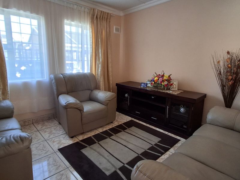 3 Bedroom House for Sale - Photo 2