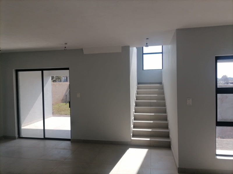 "Spacious 3-bedroom house in RASLOUW CENTURION, with modern finishes and a beautiful gardens. - Photo 9