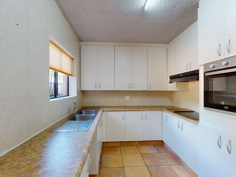 Spacious, Secure & Perfectly Positioned in the Heart of Walmer! - Photo 9