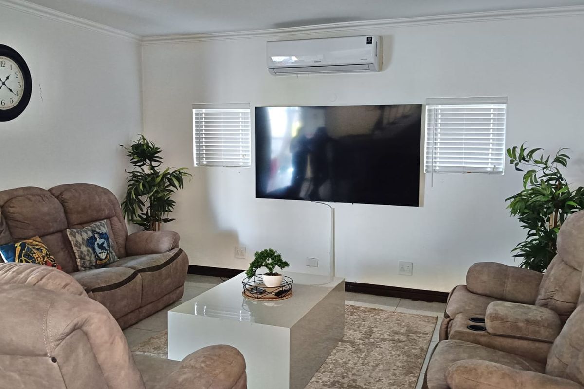 Luxurious family home in secure estate - Photo 5