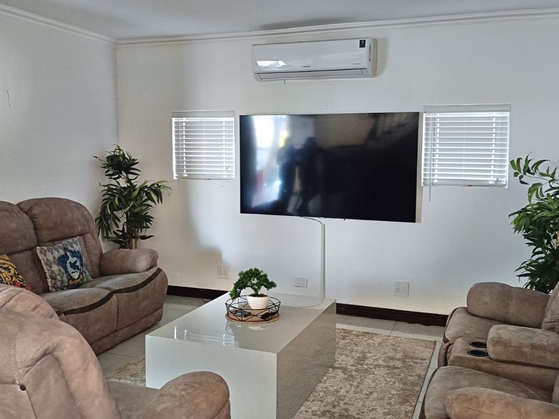 Luxurious family home in secure estate - Photo 5