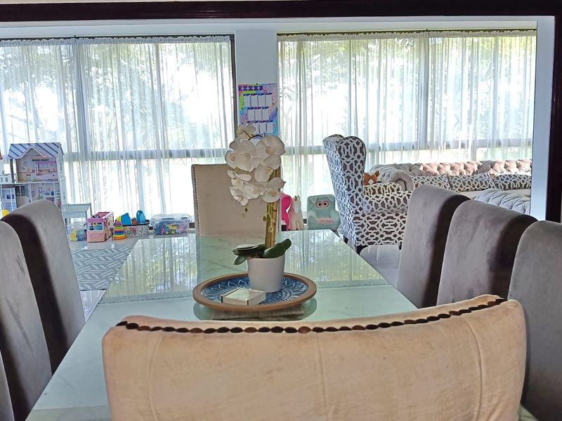 Luxurious family home in secure estate - Photo 4