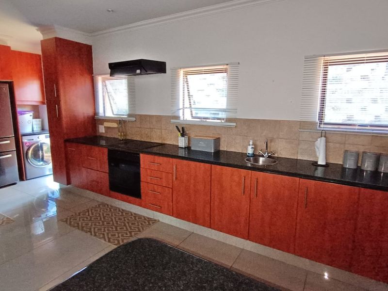 Luxurious family home in secure estate - Photo 9