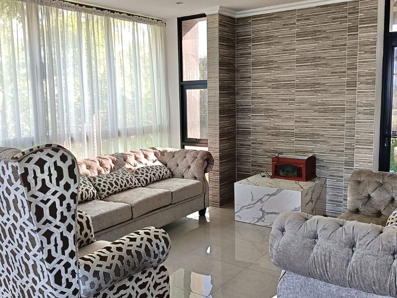 Luxurious family home in secure estate - Photo 8