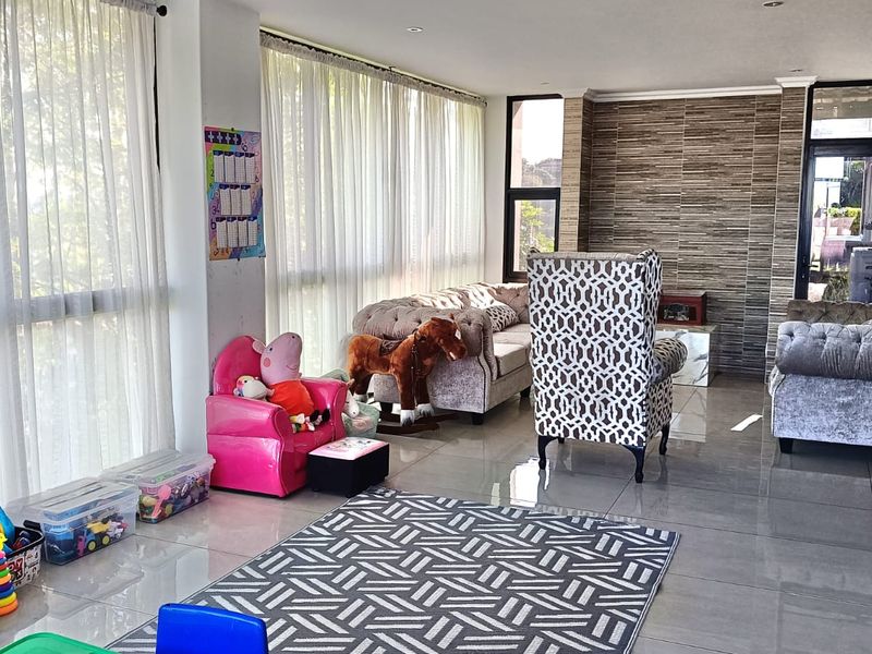 Luxurious family home in secure estate - Photo 7