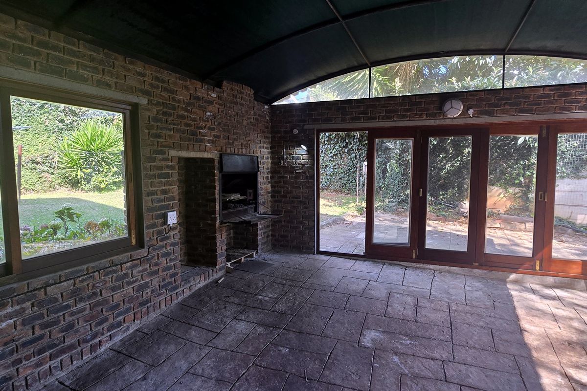 4 Bedrooms, 4.5 Bathrooms in enclosement close to shops and schools !!!!! - Photo 4