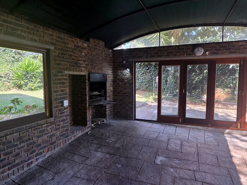 4 Bedrooms, 4.5 Bathrooms in enclosement close to shops and schools !!!!! - Photo 4