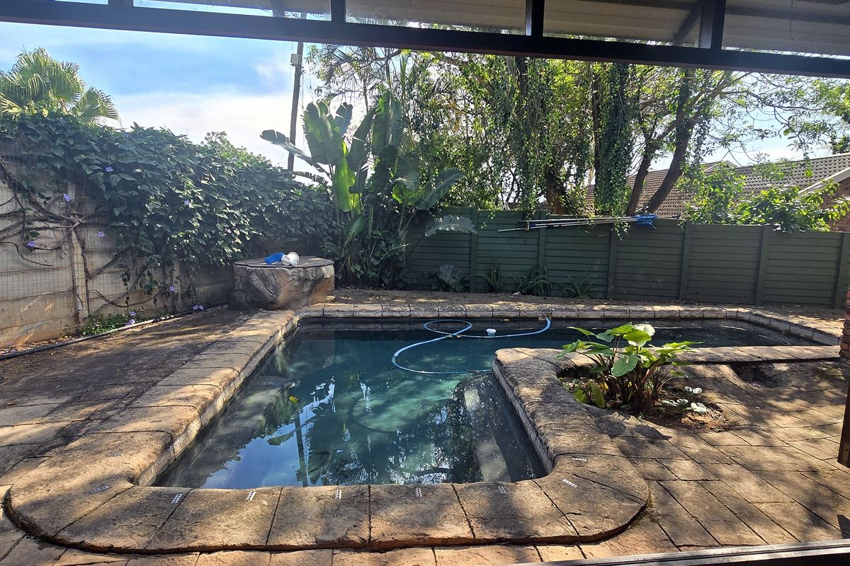 4 Bedrooms, 4.5 Bathrooms in enclosement close to shops and schools !!!!! - Photo 2