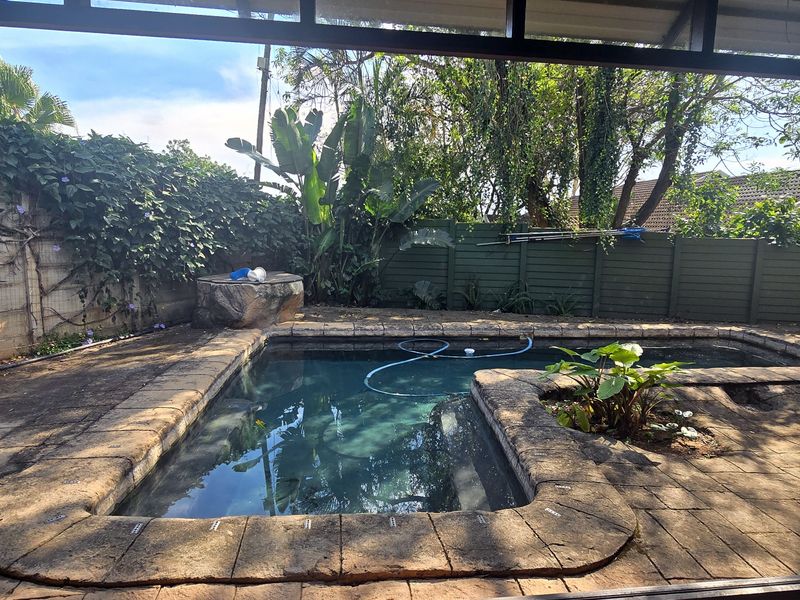 4 Bedrooms, 4.5 Bathrooms in enclosement close to shops and schools !!!!! - Photo 2
