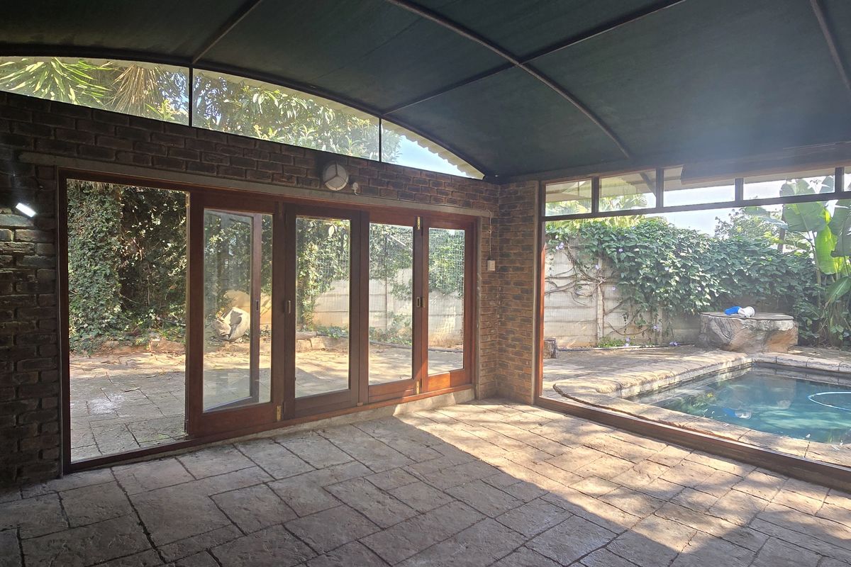 4 Bedrooms, 4.5 Bathrooms in enclosement close to shops and schools !!!!! - Photo 3