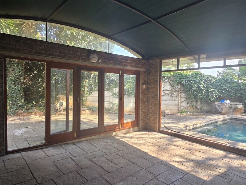 4 Bedrooms, 4.5 Bathrooms in enclosement close to shops and schools !!!!! - Photo 3