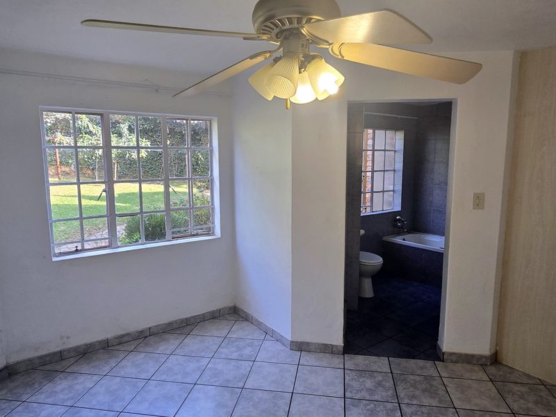 4 Bedrooms, 4.5 Bathrooms in enclosement close to shops and schools !!!!! - Photo 10