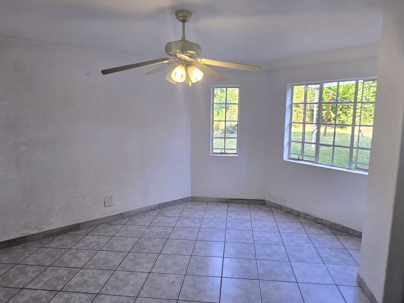 4 Bedrooms, 4.5 Bathrooms in enclosement close to shops and schools !!!!! - Photo 9