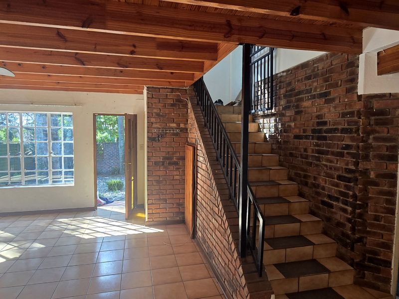 4 Bedrooms, 4.5 Bathrooms in enclosement close to shops and schools !!!!! - Photo 8