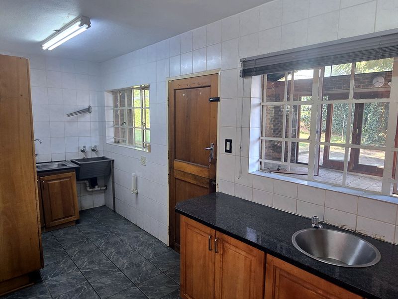 4 Bedrooms, 4.5 Bathrooms in enclosement close to shops and schools !!!!! - Photo 6