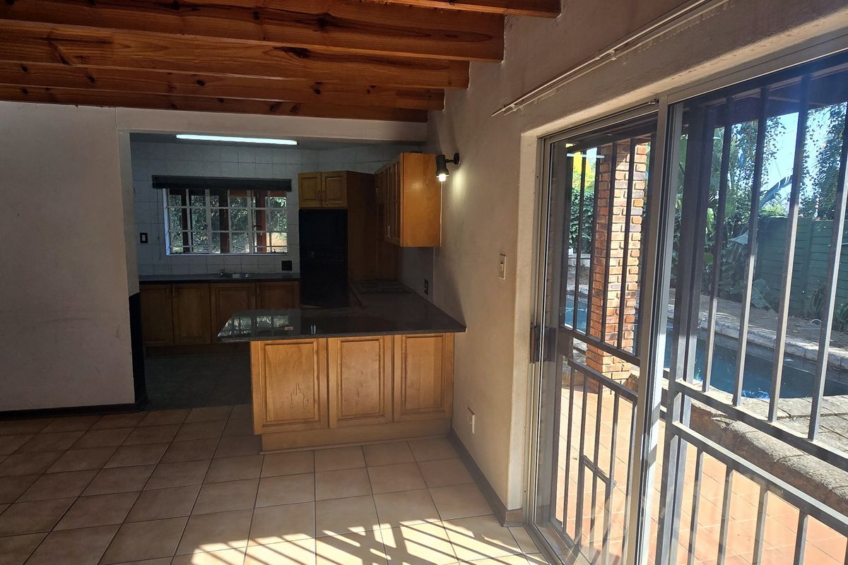 4 Bedrooms, 4.5 Bathrooms in enclosement close to shops and schools !!!!! - Photo 5