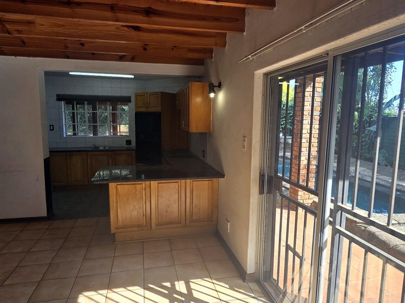 4 Bedrooms, 4.5 Bathrooms in enclosement close to shops and schools !!!!! - Photo 5