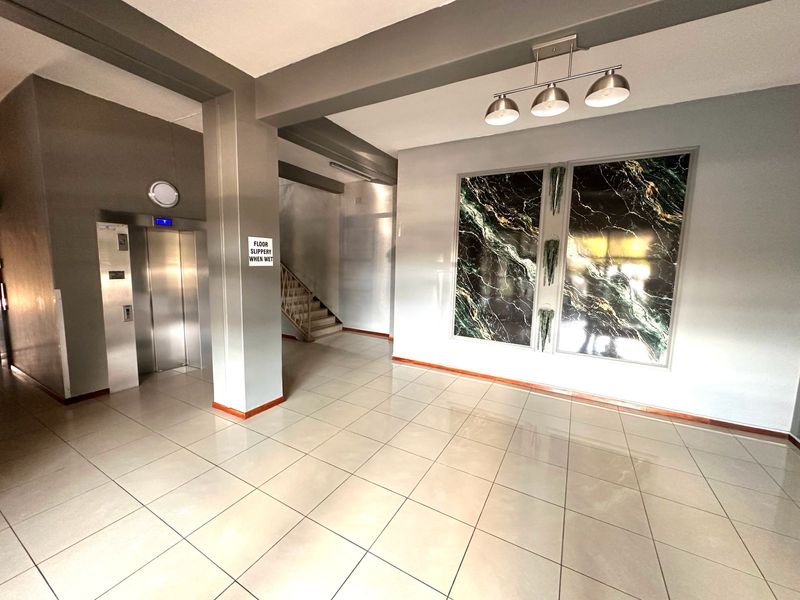 Spacious 2 Bedroom Apartment with Stunning Views in a Sought-After Location - Photo 3