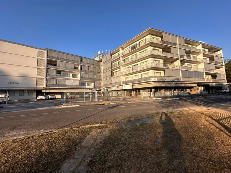 Spacious 2 Bedroom Apartment with Stunning Views in a Sought-After Location - Photo 1