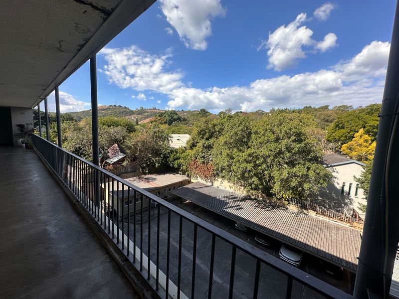 Spacious 2 Bedroom Apartment with Stunning Views in a Sought-After Location - Photo 10