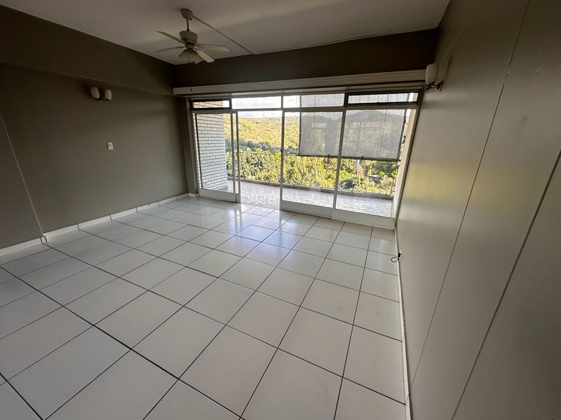 Spacious 2 Bedroom Apartment with Stunning Views in a Sought-After Location - Photo 8