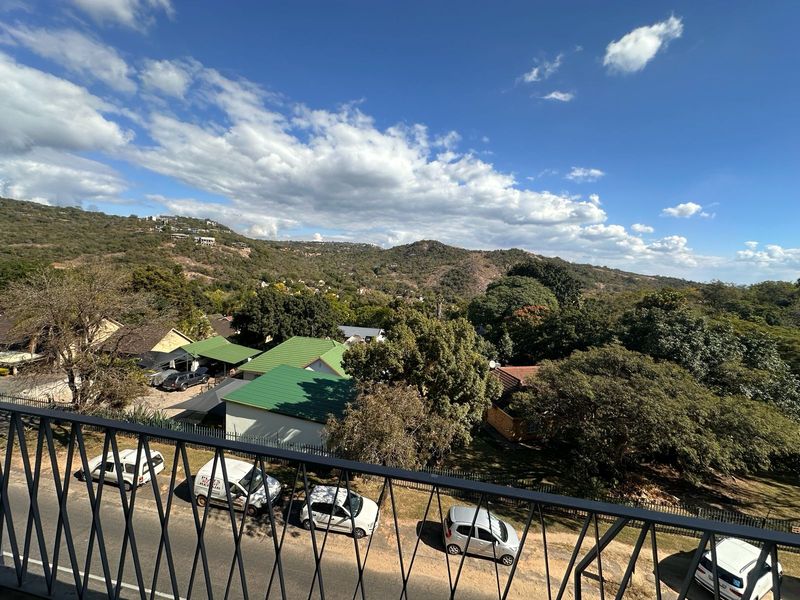 Spacious 2 Bedroom Apartment with Stunning Views in a Sought-After Location - Photo 9