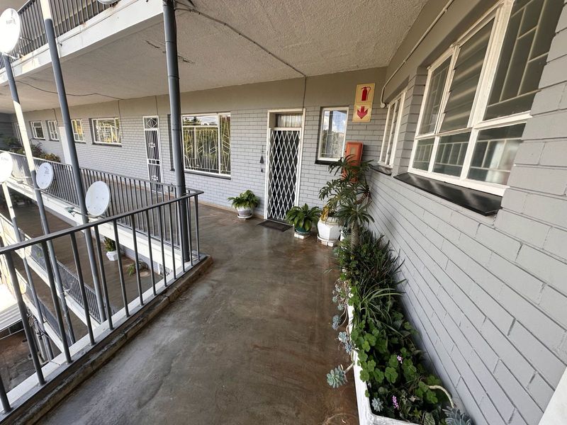 Spacious 2 Bedroom Apartment with Stunning Views in a Sought-After Location - Photo 2