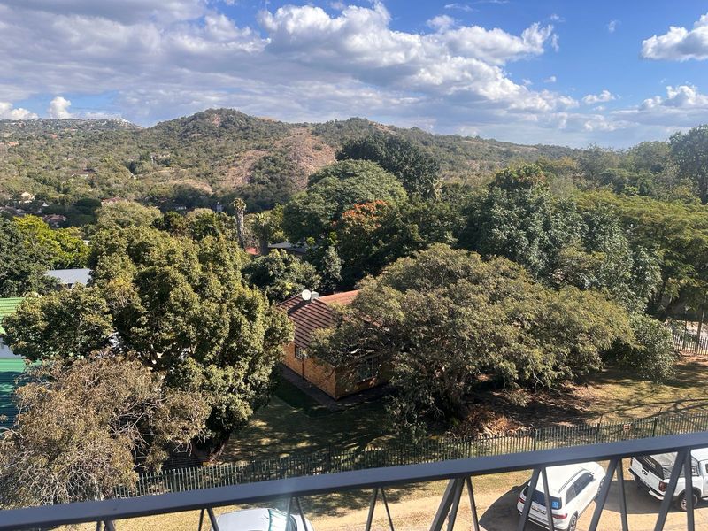 Spacious 2 Bedroom Apartment with Stunning Views in a Sought-After Location - Photo 4