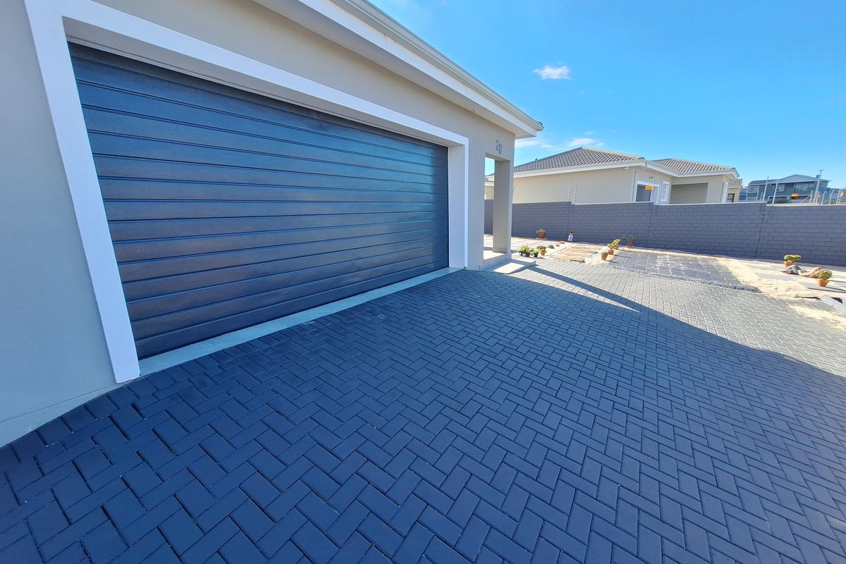 Elegantly Modern Home in Fountains Estate - Photo 2