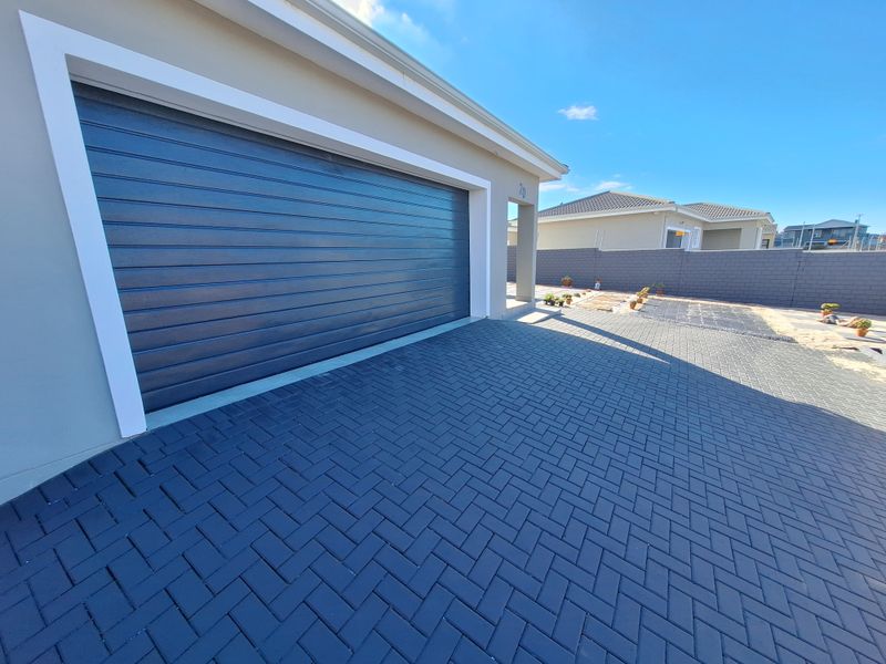 Elegantly Modern Home in Fountains Estate - Photo 2