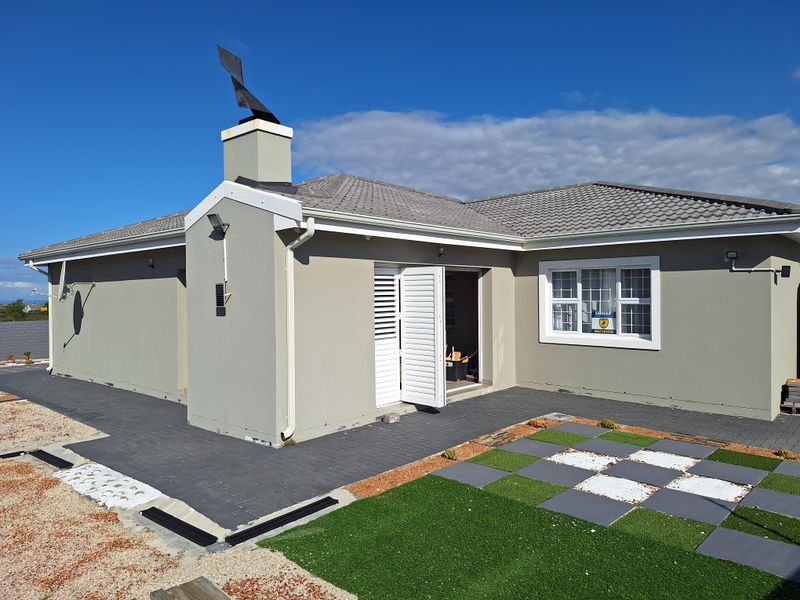 Elegantly Modern Home in Fountains Estate - Photo 3
