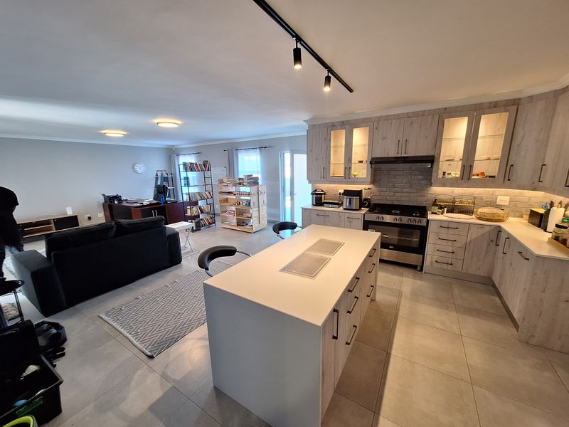 Elegantly Modern Home in Fountains Estate - Photo 10