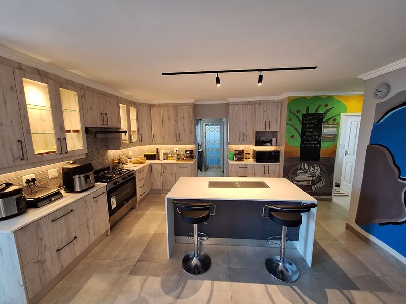 Elegantly Modern Home in Fountains Estate - Photo 7
