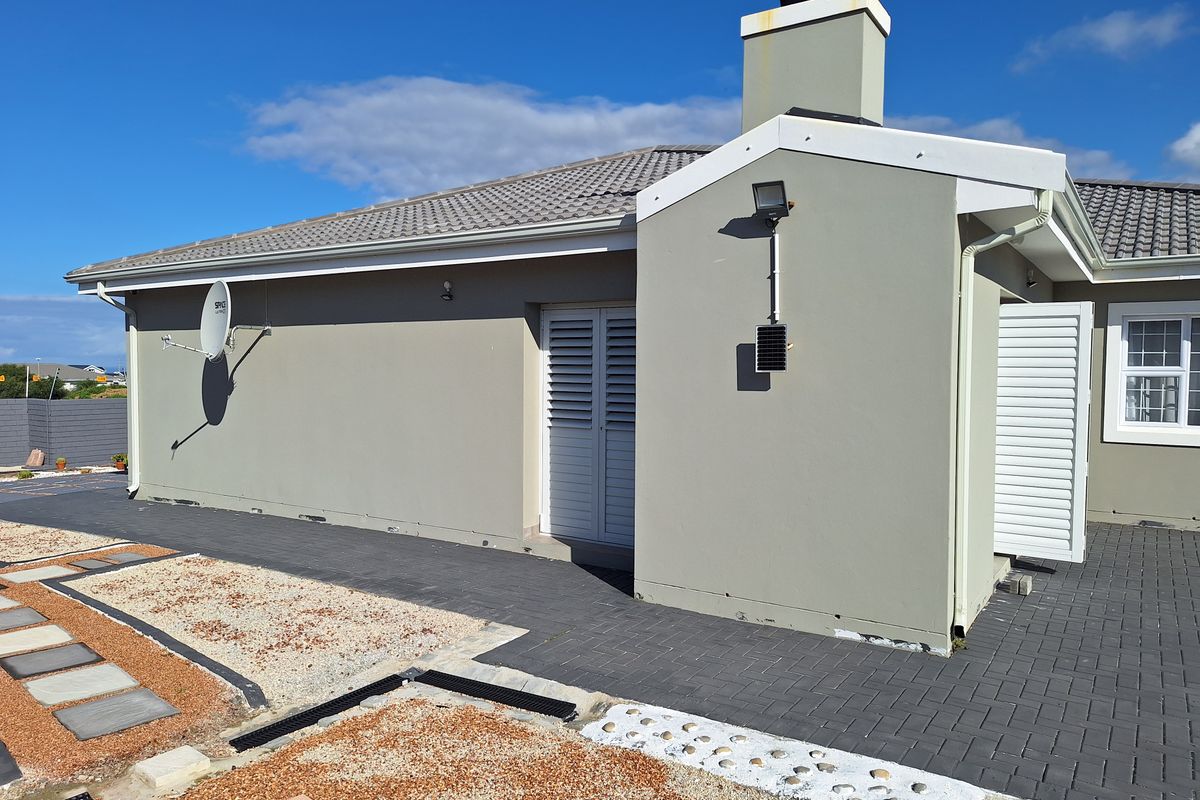 Elegantly Modern Home in Fountains Estate - Photo 4