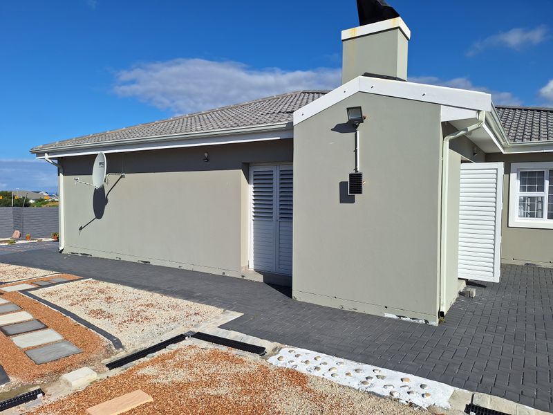 Elegantly Modern Home in Fountains Estate - Photo 4