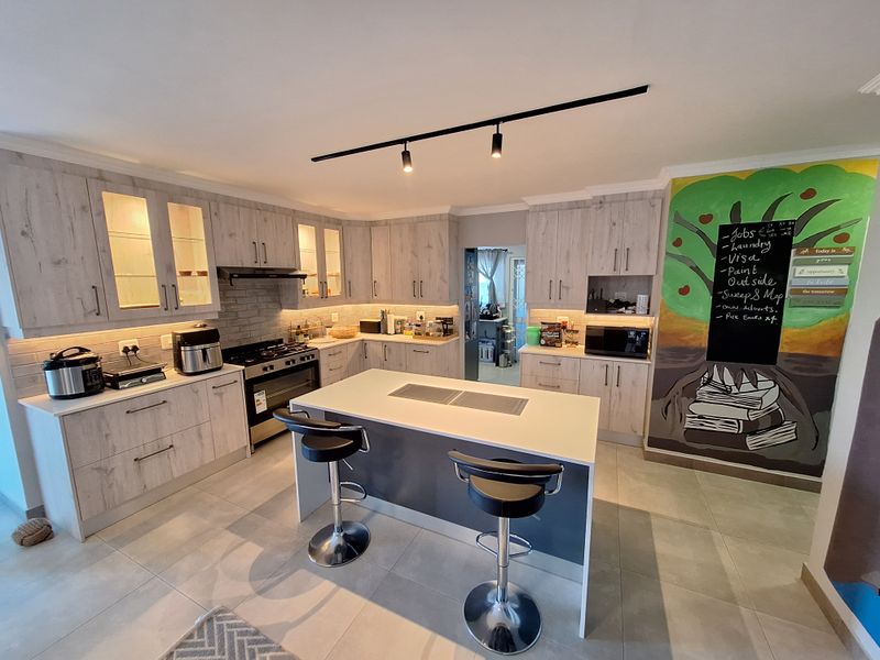 Elegantly Modern Home in Fountains Estate - Photo 8