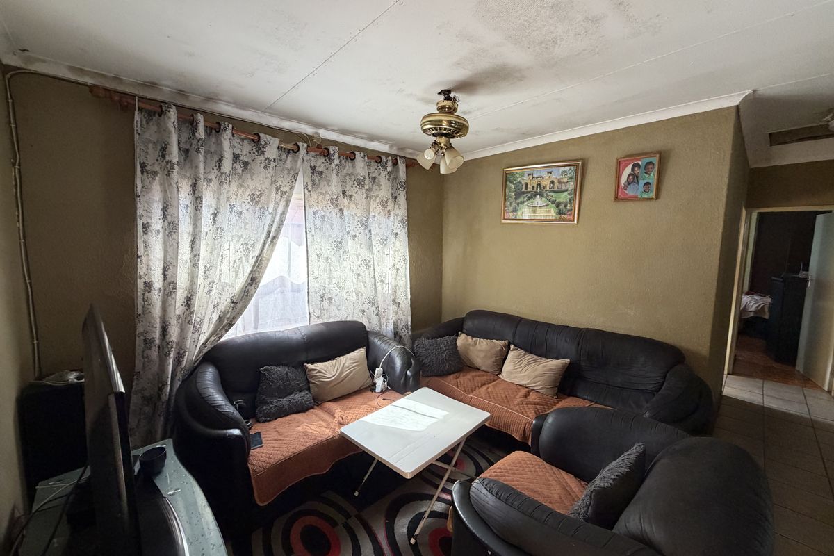 Charming 3-Bedroom Home in Elti Villas, Louis Trichardt - Photo 5