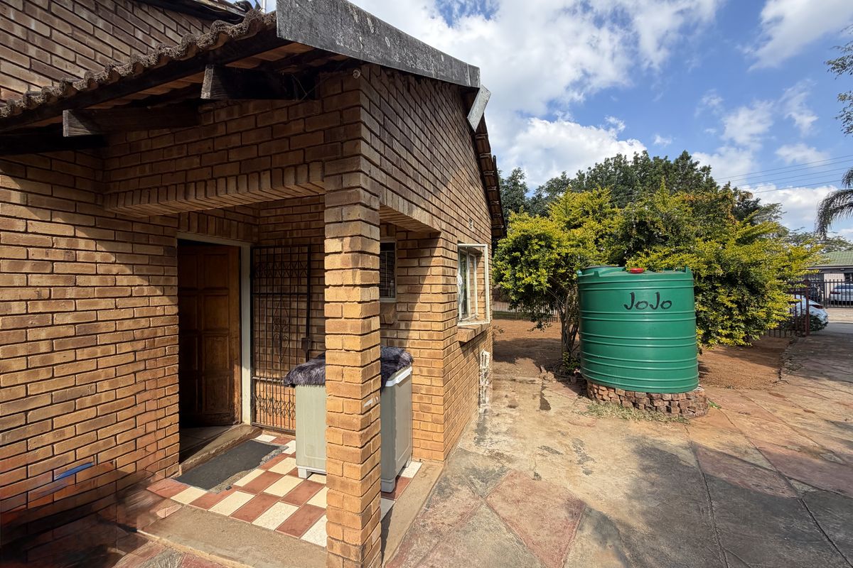 Charming 3-Bedroom Home in Elti Villas, Louis Trichardt - Photo 4