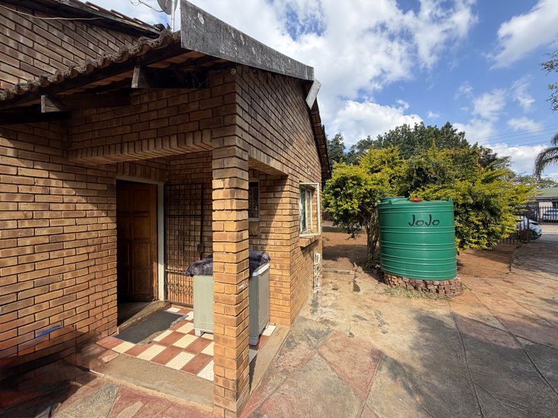 Charming 3-Bedroom Home in Elti Villas, Louis Trichardt - Photo 4