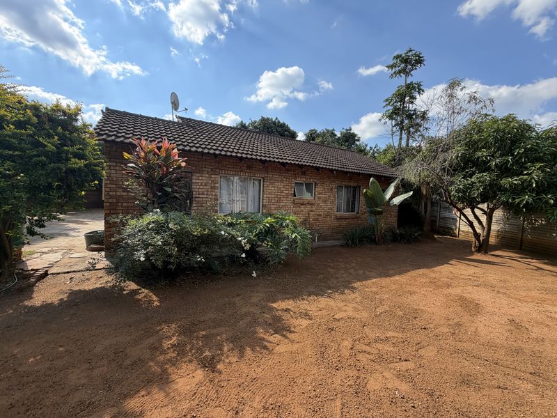 Charming 3-Bedroom Home in Elti Villas, Louis Trichardt - Photo 1