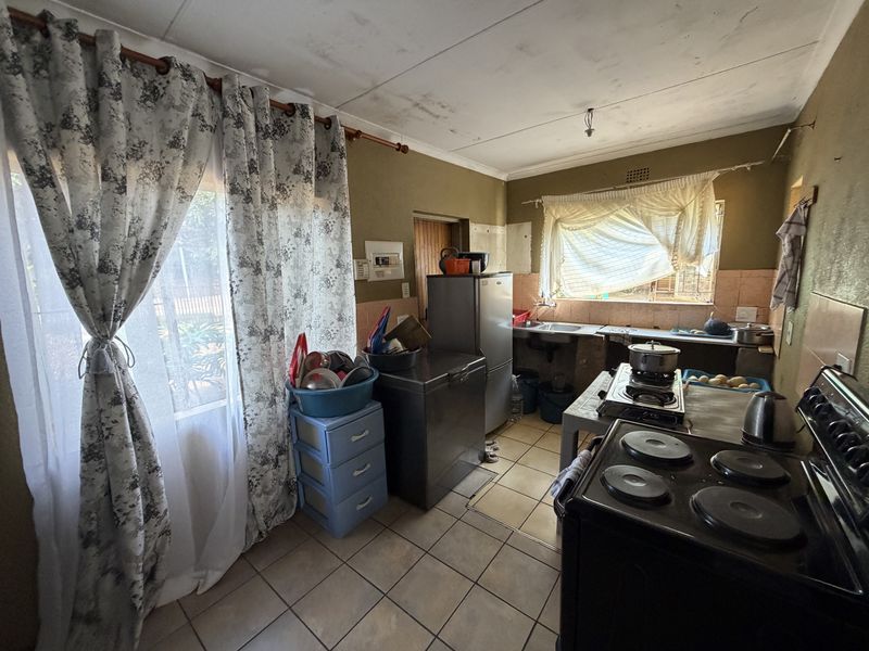 Charming 3-Bedroom Home in Elti Villas, Louis Trichardt - Photo 9