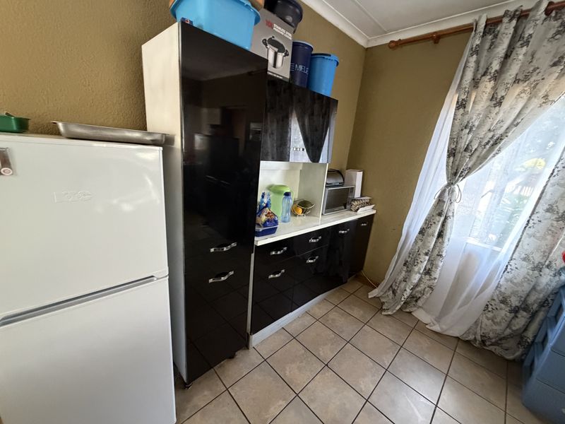 Charming 3-Bedroom Home in Elti Villas, Louis Trichardt - Photo 10