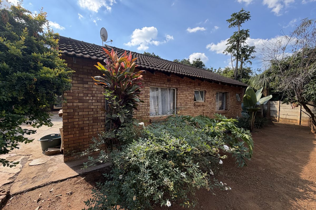 Charming 3-Bedroom Home in Elti Villas, Louis Trichardt - Photo 3