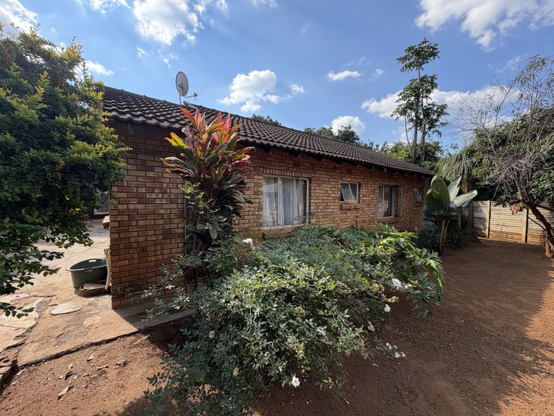 Charming 3-Bedroom Home in Elti Villas, Louis Trichardt - Photo 3